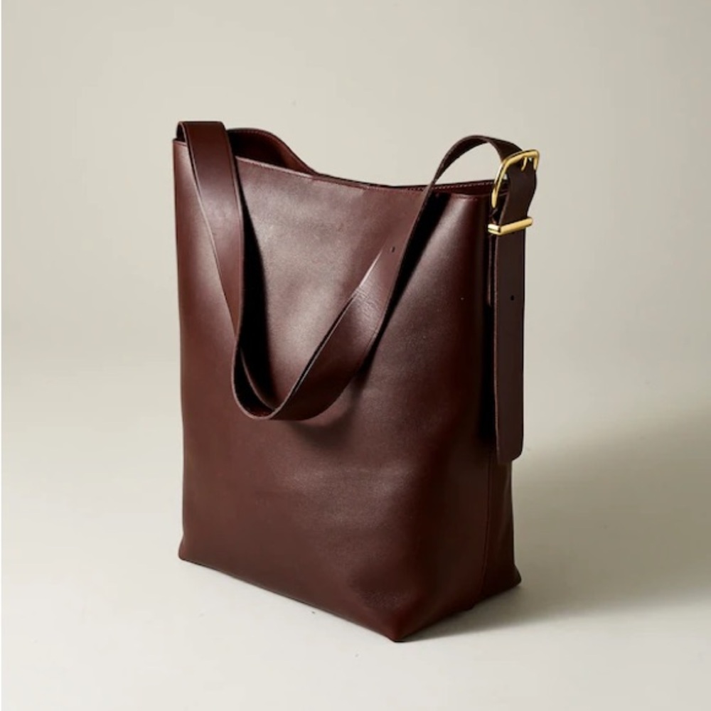 Madewell Essential Bucket Tote in Chocolate Raisin
